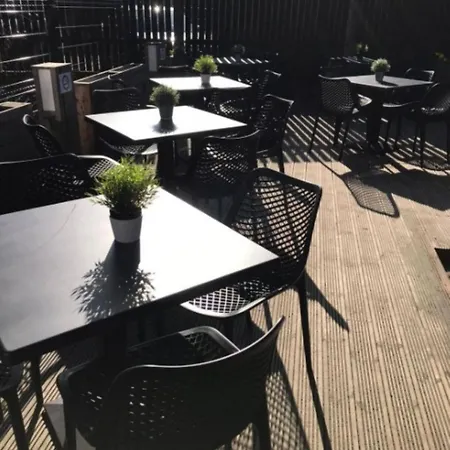 شقة Cozy 2-bedroom Flat With Terrace & Parking By Alfa *