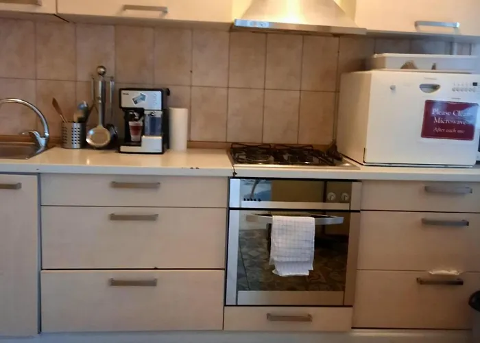 Cozy 2-bedroom Flat With Terrace & Parking By Alfa 아파트