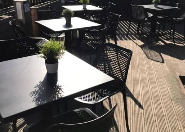 Lägenhet Cozy 2-bedroom Flat With Terrace & Parking By Alfa *